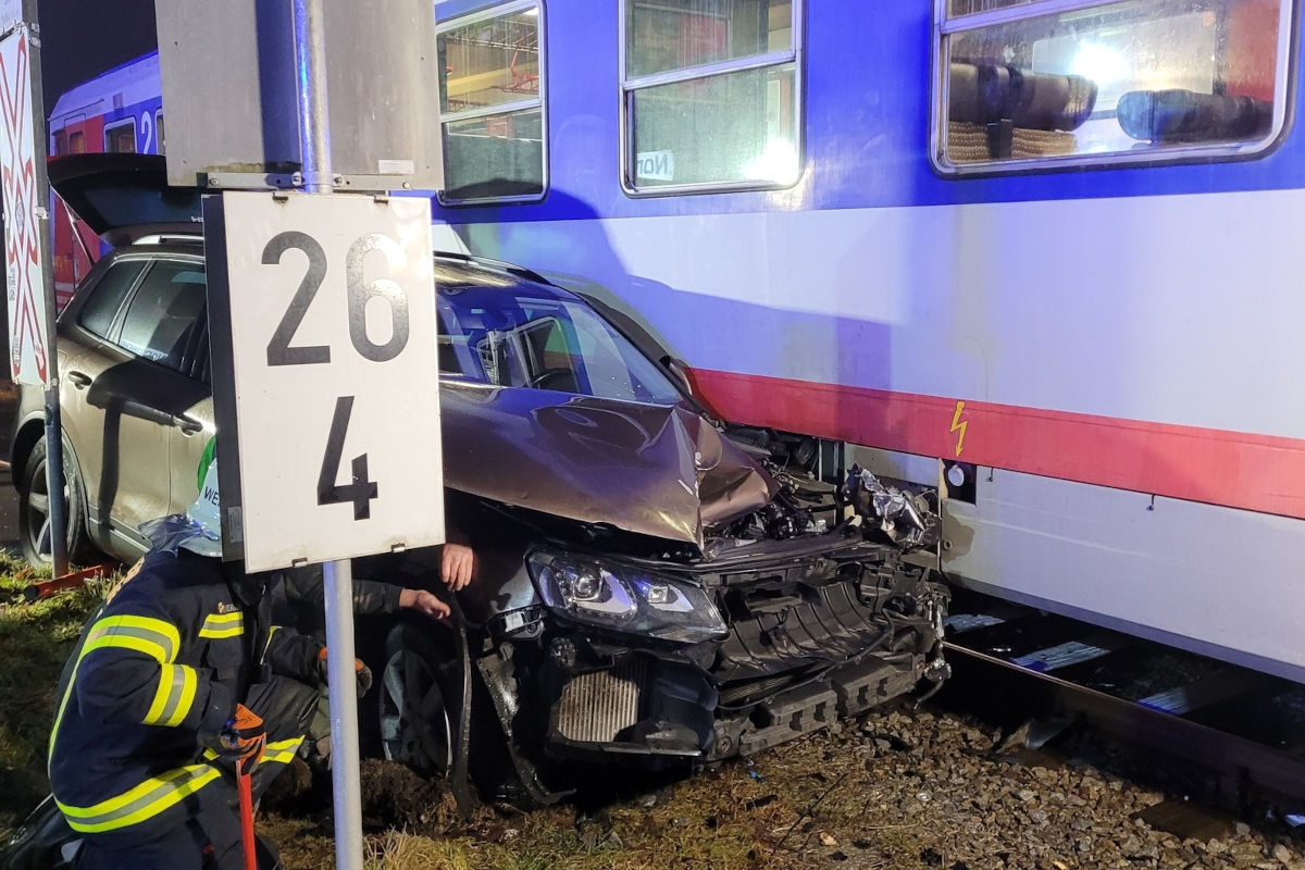 Niederwaldkirchen – Auto von Zug erfasst