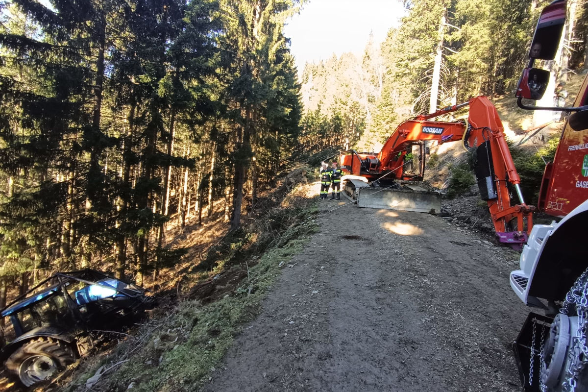 Unfall in Gasen – Traktor stürzt bei Forstarbeiten über Böschung
