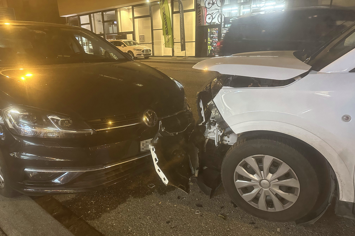 Frontalkollision mit parkiertem Fahrzeug