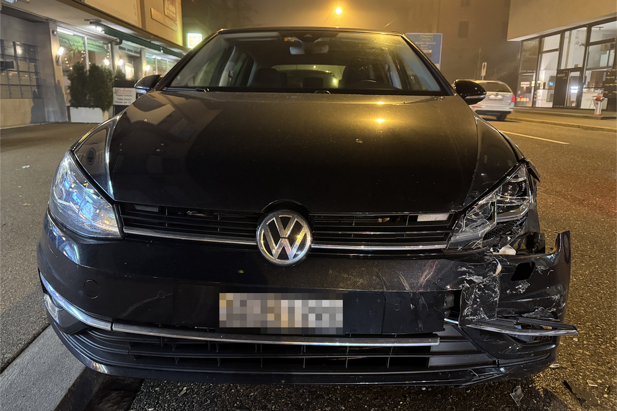 Auch das beschädigte parkierte Fahrzeug erlitt erhebliche Frontschäden