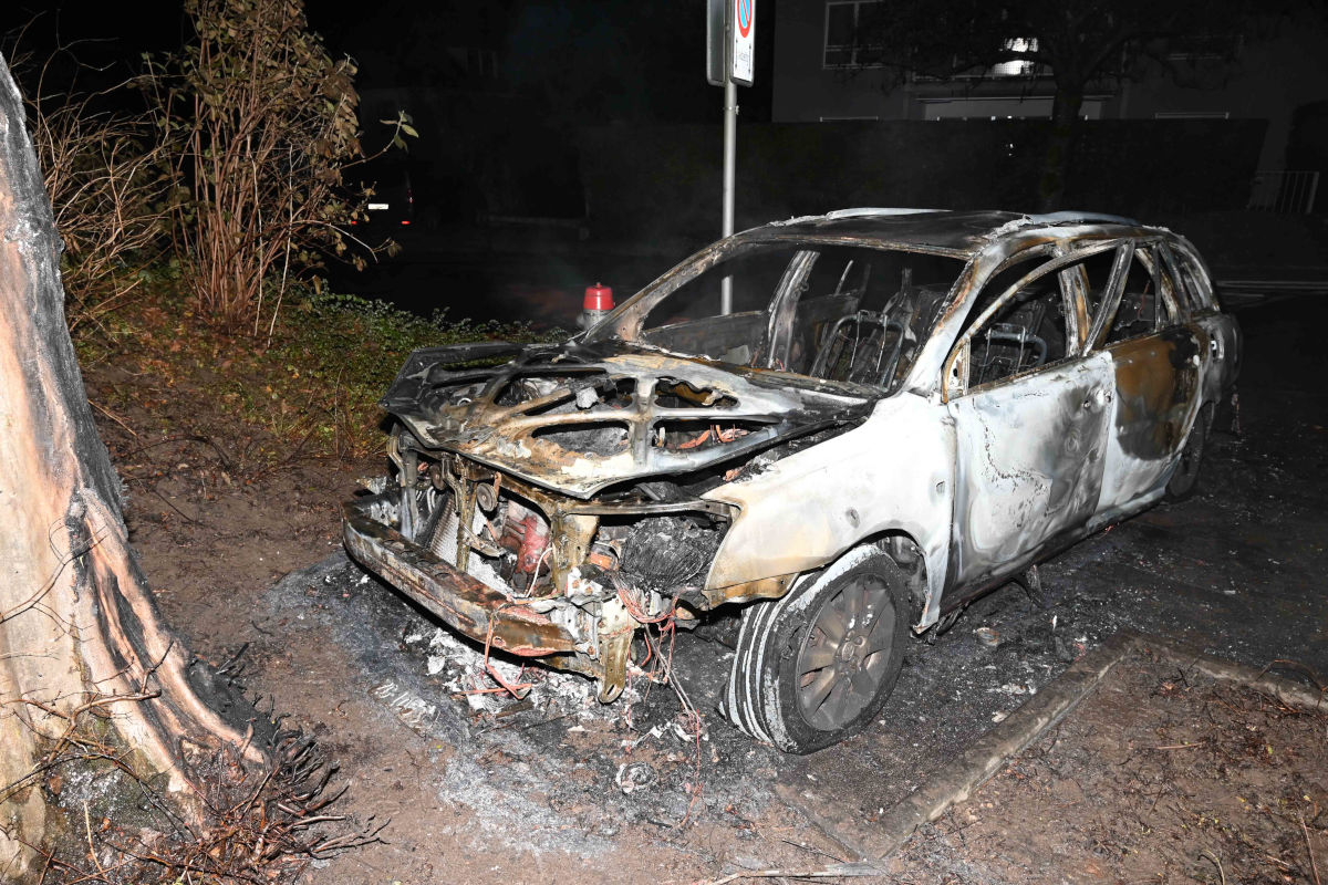 Cham ZG – Parkiertes Auto in Brand