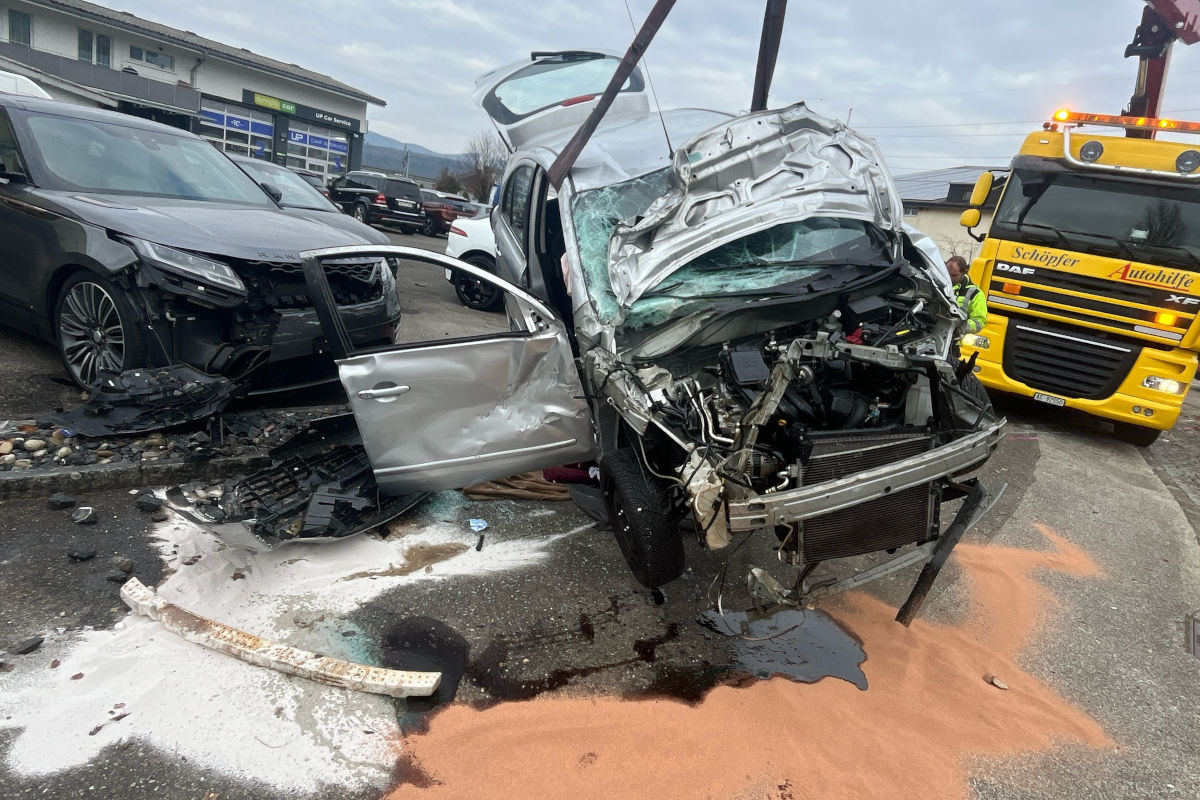 Däniken SO – Auto prallt in Fahrzeuge und landet auf dem Dach