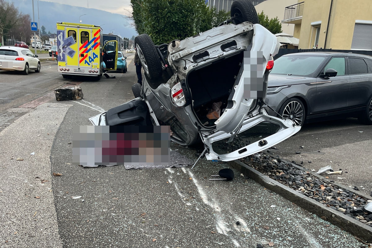 Däniken SO – Auto prallt in Fahrzeuge und landet auf dem Dach