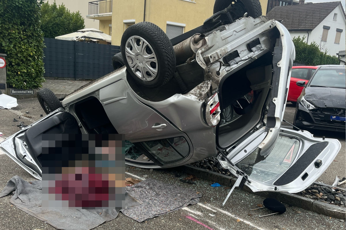 Däniken SO – Auto prallt in Fahrzeuge und landet auf dem Dach
