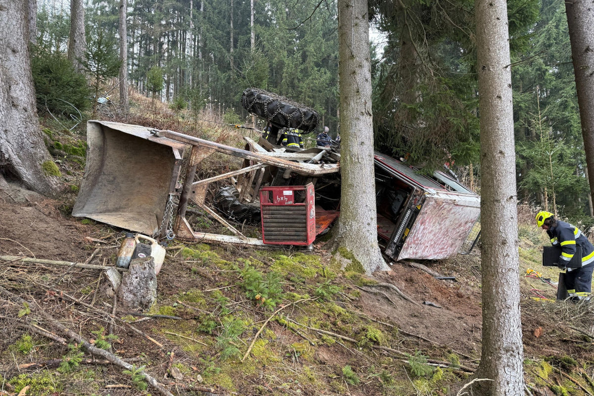 Unfall in Bruck an der Mur – Person unter Zugmaschine eingeklemmt