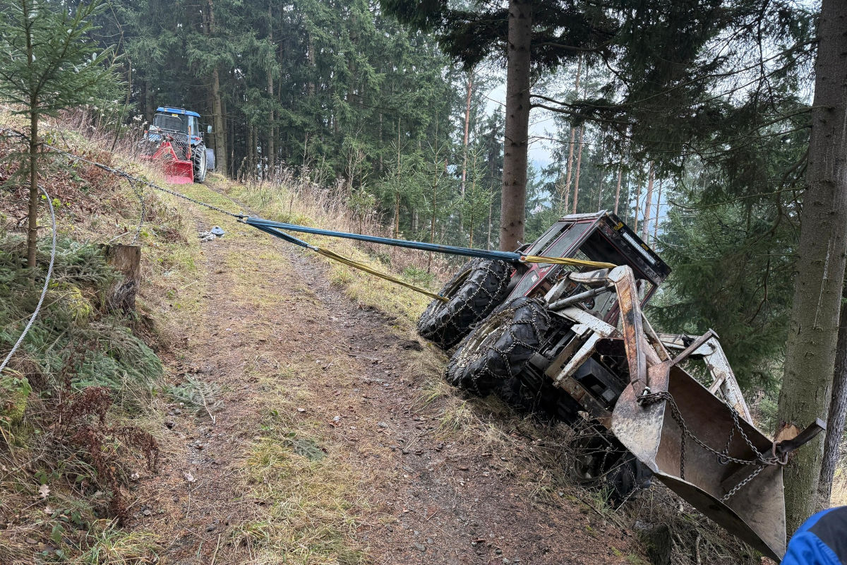 Unfall in Bruck an der Mur – Person unter Zugmaschine eingeklemmt