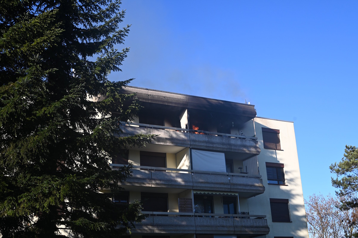 Niederuzwil SG – Feuer auf Balkon eines Mehrfamilienhauses