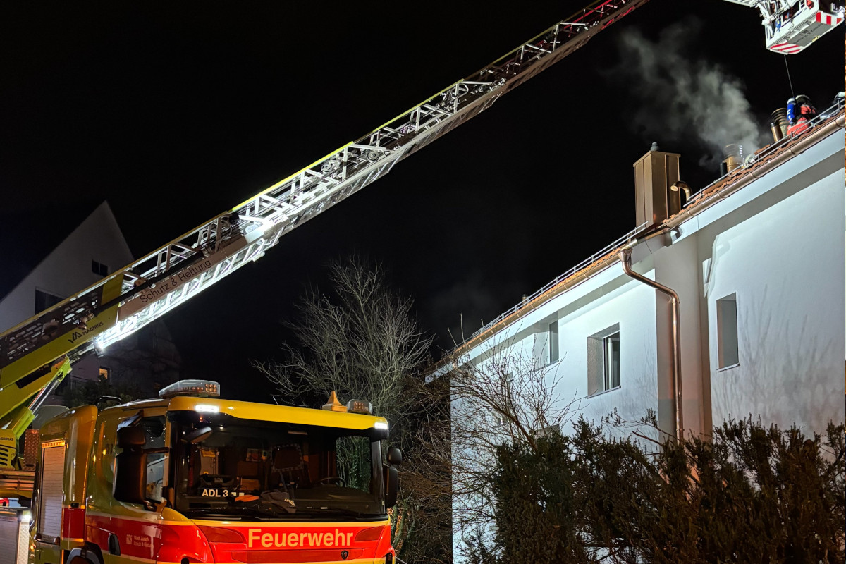 Brand in Zürich – Dachstock eines Mehrfamilienhaus in Flammen