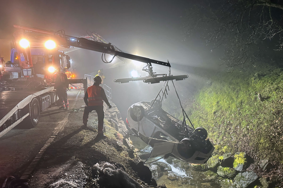 Unfall in St.Gallen – Lenkerin stürzt mit Auto in die Steinach