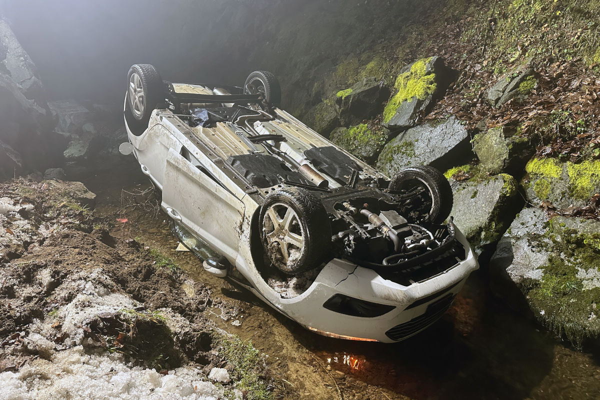 Unfall in St.Gallen – Lenkerin stürzt mit Auto in die Steinach