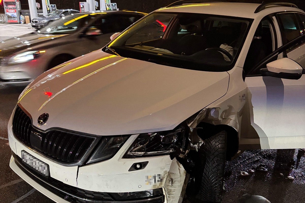 Der Skoda wurde bei der Kollision stark beschädigt