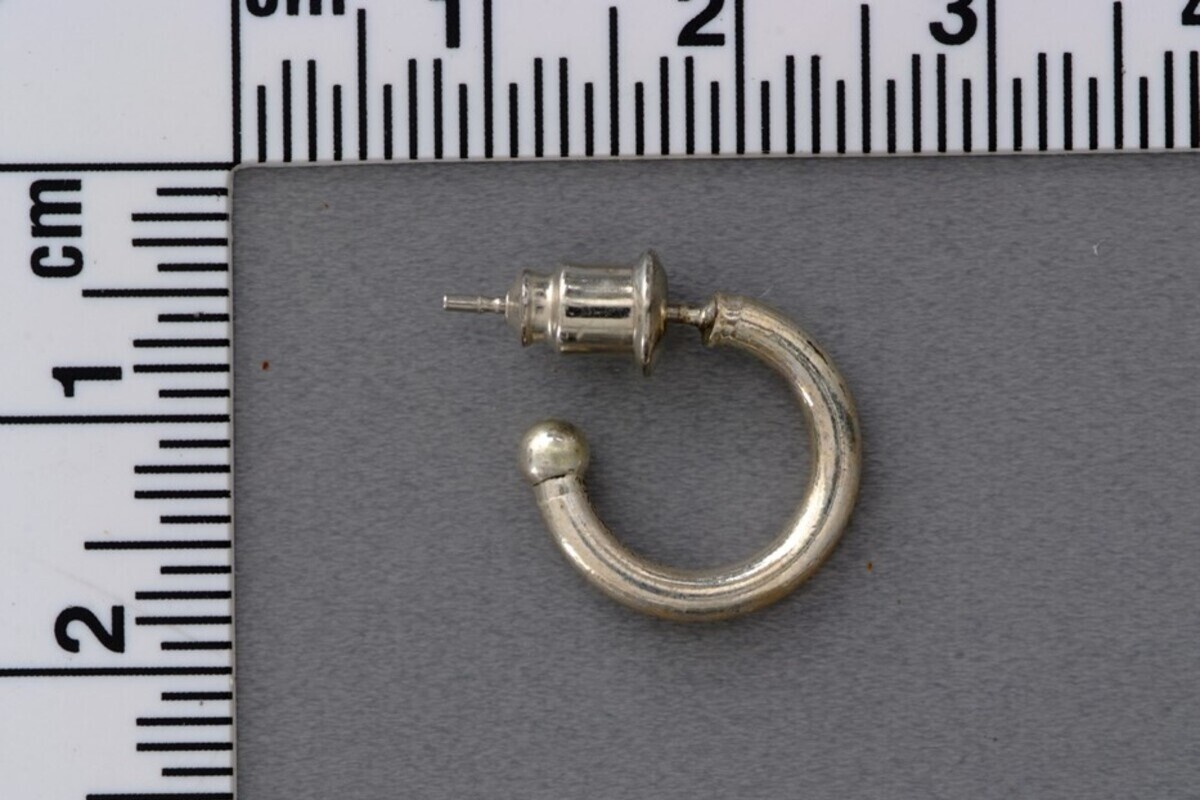 Kleiner silberfarbener Ohrstecker in Form eines Rings, Durchmesser: etwa 1.4 cm