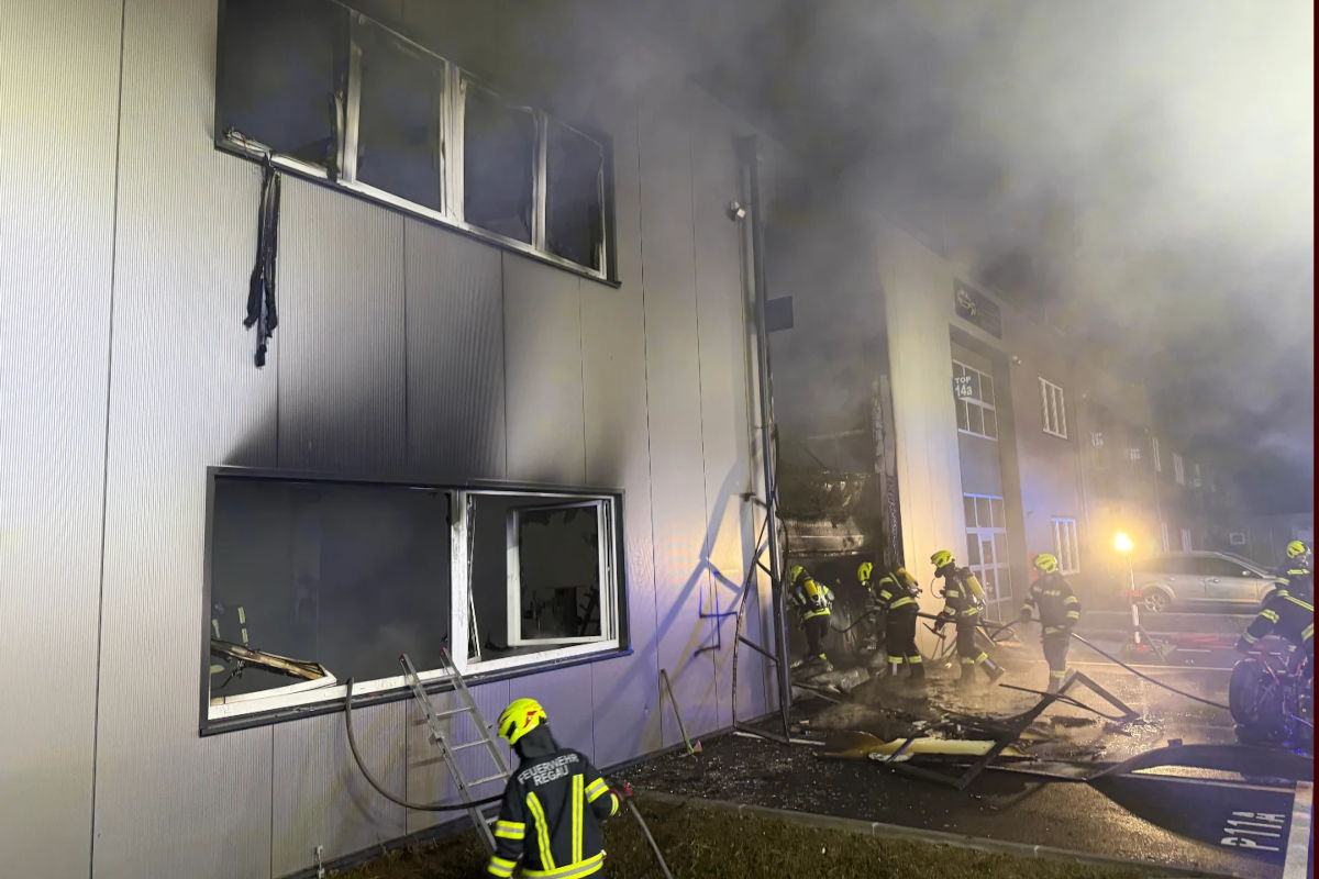 Regau – Brand in Gewerbehalle in der Nacht