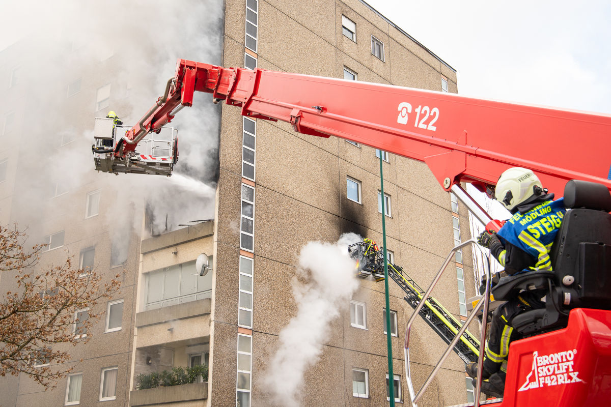 Wiener Neudorf – Brand greift auf Fassade und Nachbarwohnung über