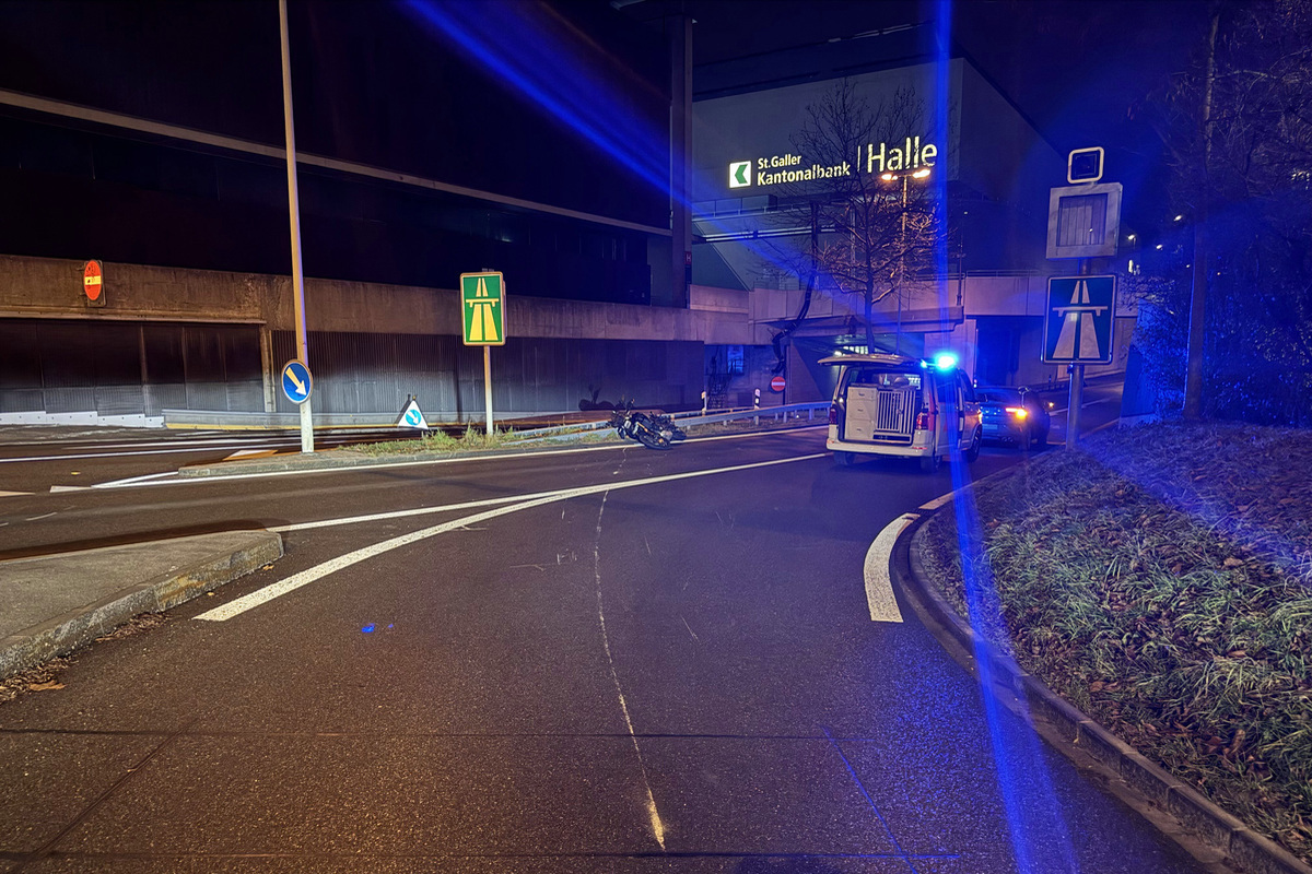 Unfall in St.Gallen – Motorradfahrer stürzt auf vereister Strasse