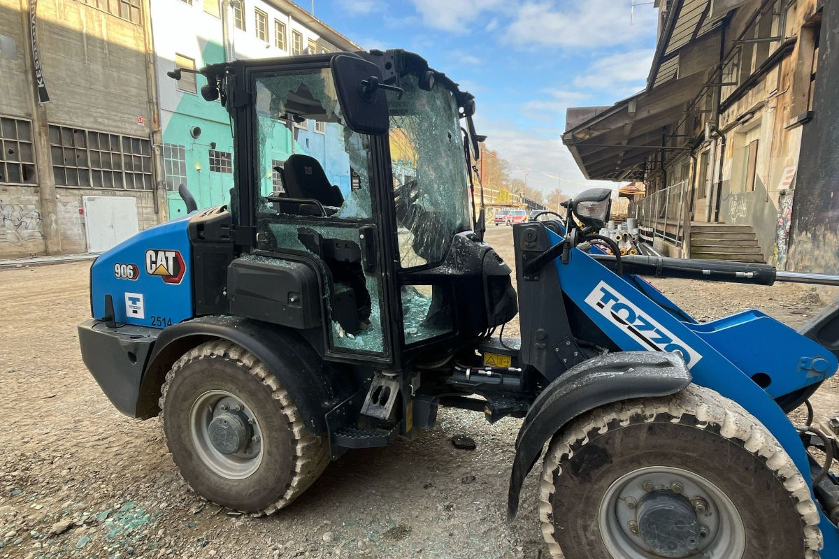 Die Täterschaft beschädigte mehrere Fahrzeuge.