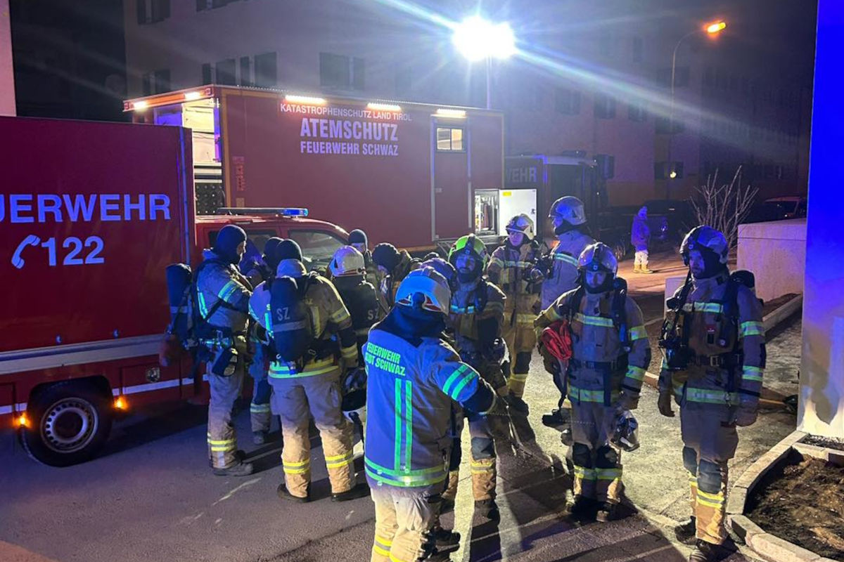 Großbrand in Mehrparteienhaus in Schwaz