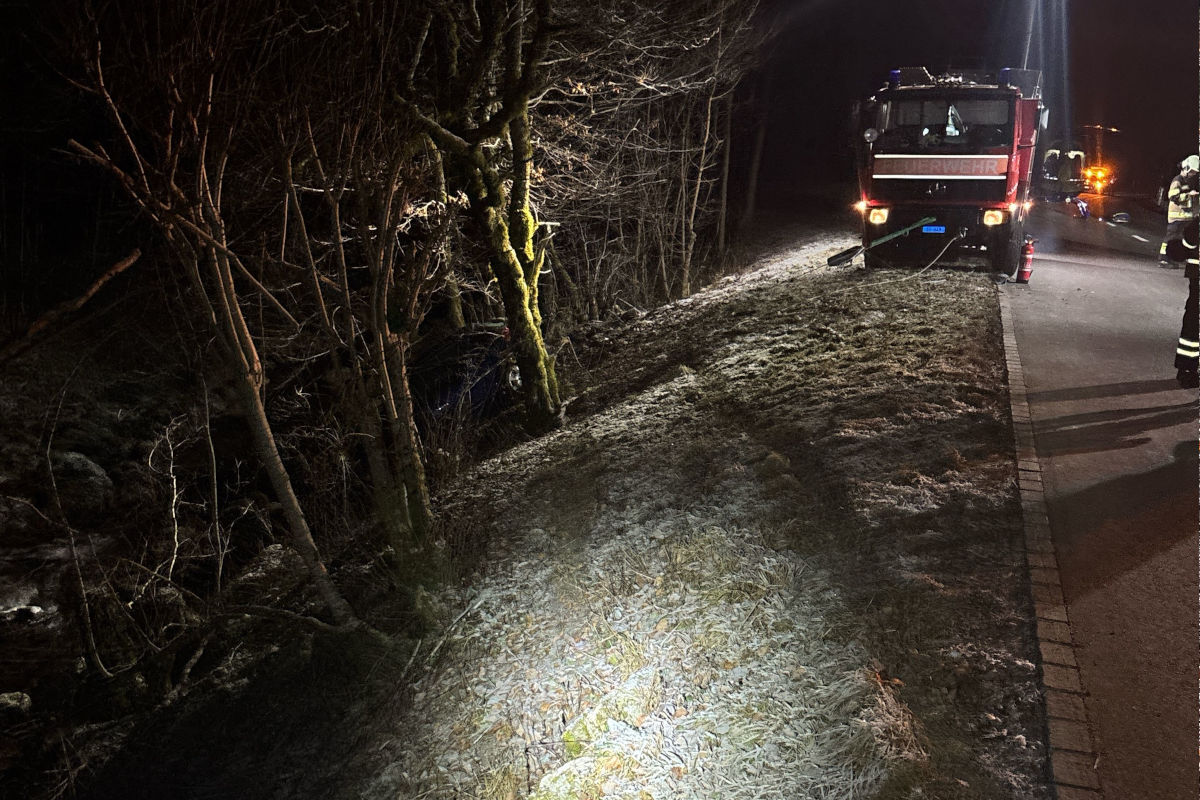 Erschwil SO – Auto rutscht bei Unfall in Böschung
