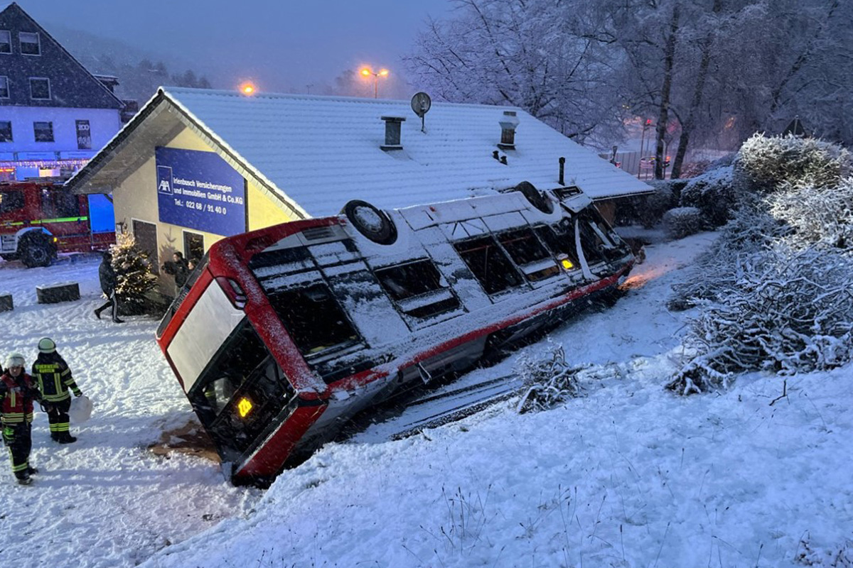 Kürten – Drei Verletzte nach Unfall von Linienbus im Schnee