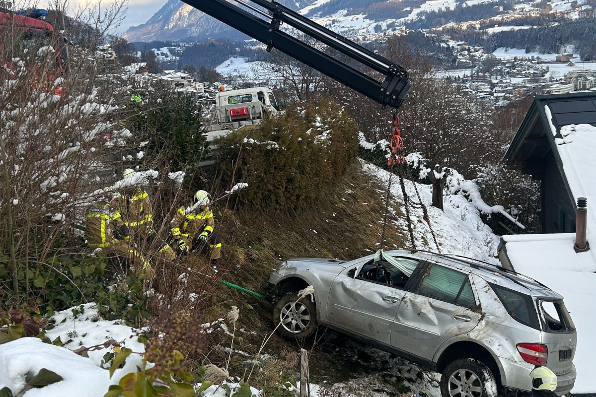 Unfall bei Sarnen OW – Auto kippt und rutscht Hang hinunter