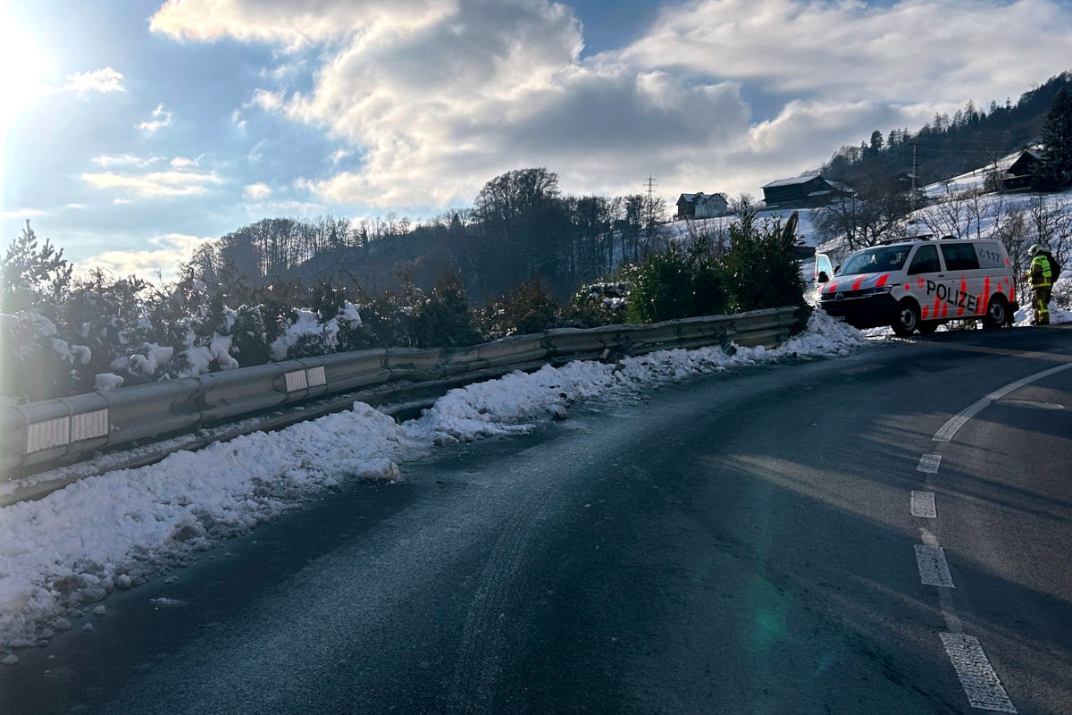 Unfall bei Sarnen OW – Auto kippt und rutscht Hang hinunter