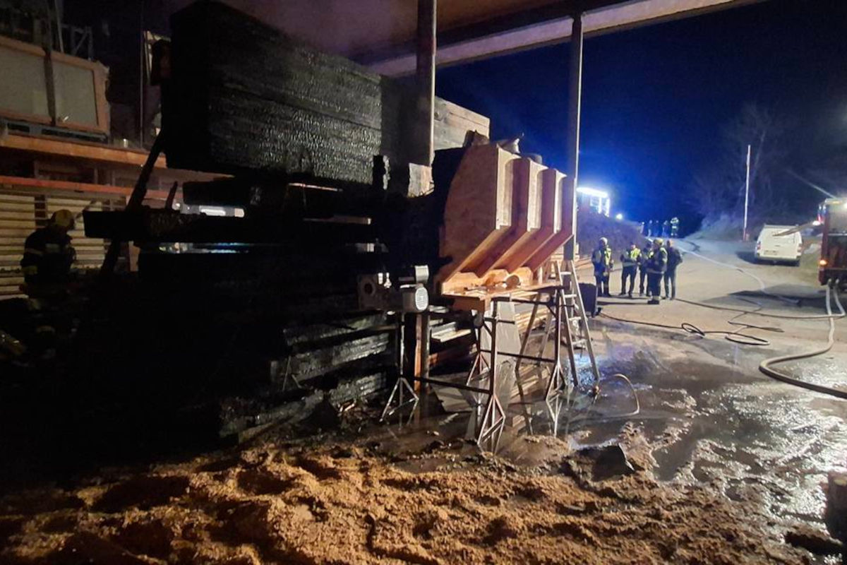 Bezirk Feldkirchen – Brand in Holzbauhalle