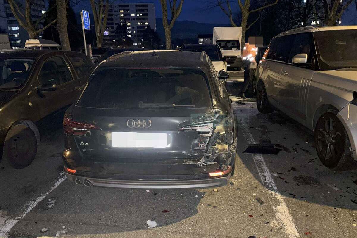 Trümmerteile lagen nach dem Unfall auf dem Parkplatz verteilt