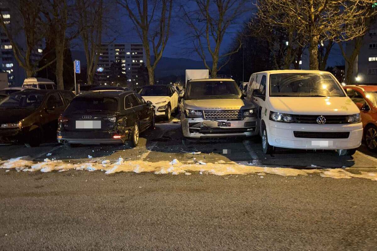 Mehrere parkierte Fahrzeuge bei der Kollision beschädigt
