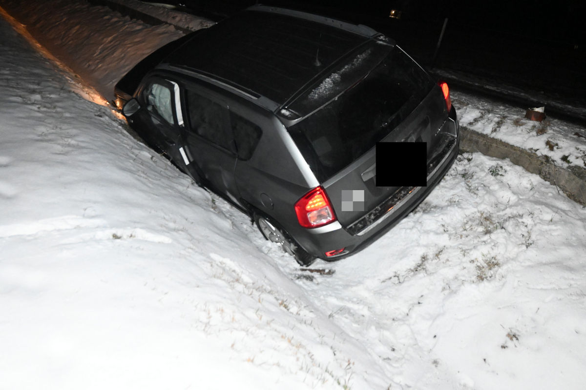 Mauren-Schaanwald FL – Auto rutscht bei Unfall in Graben