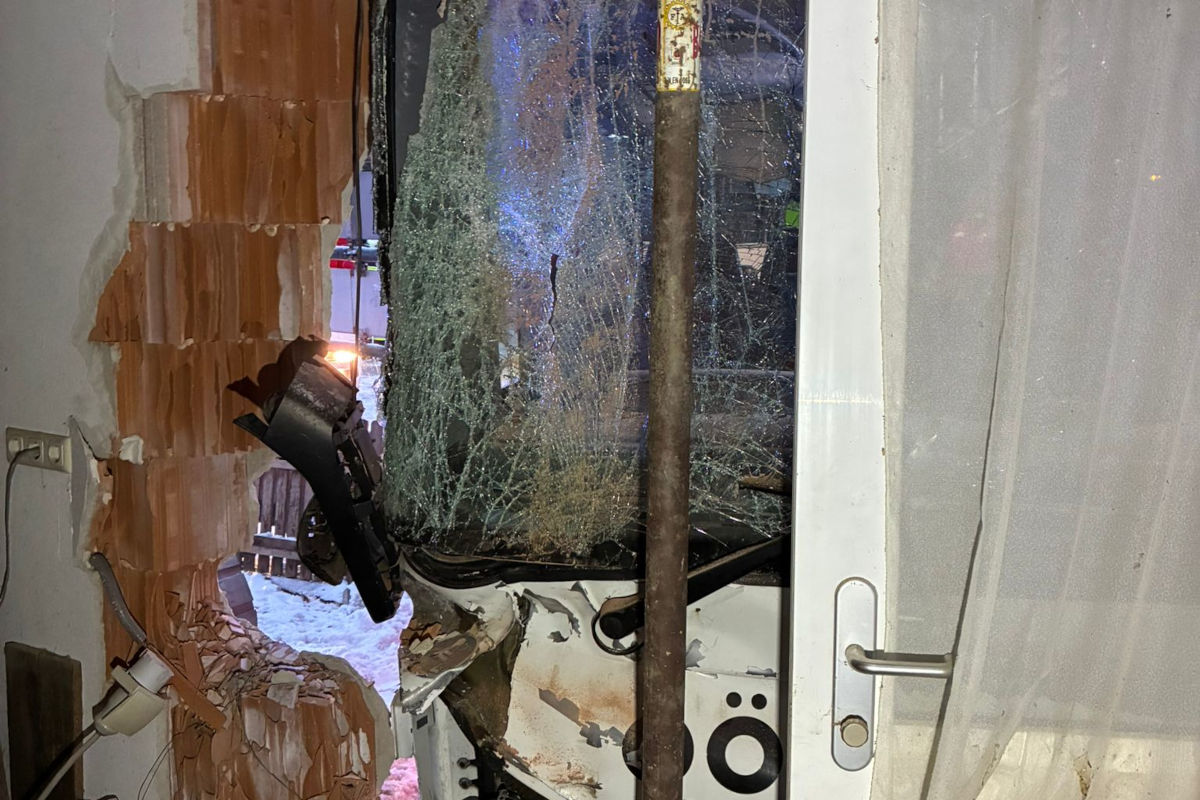 Unfall in Ebensee – Bus prallt gegen Garagenmauer