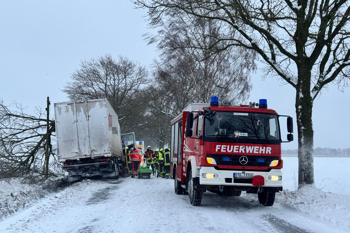 Stade – Lkw-Fahrer nach Unfall beim Überholen schwer verletzt
