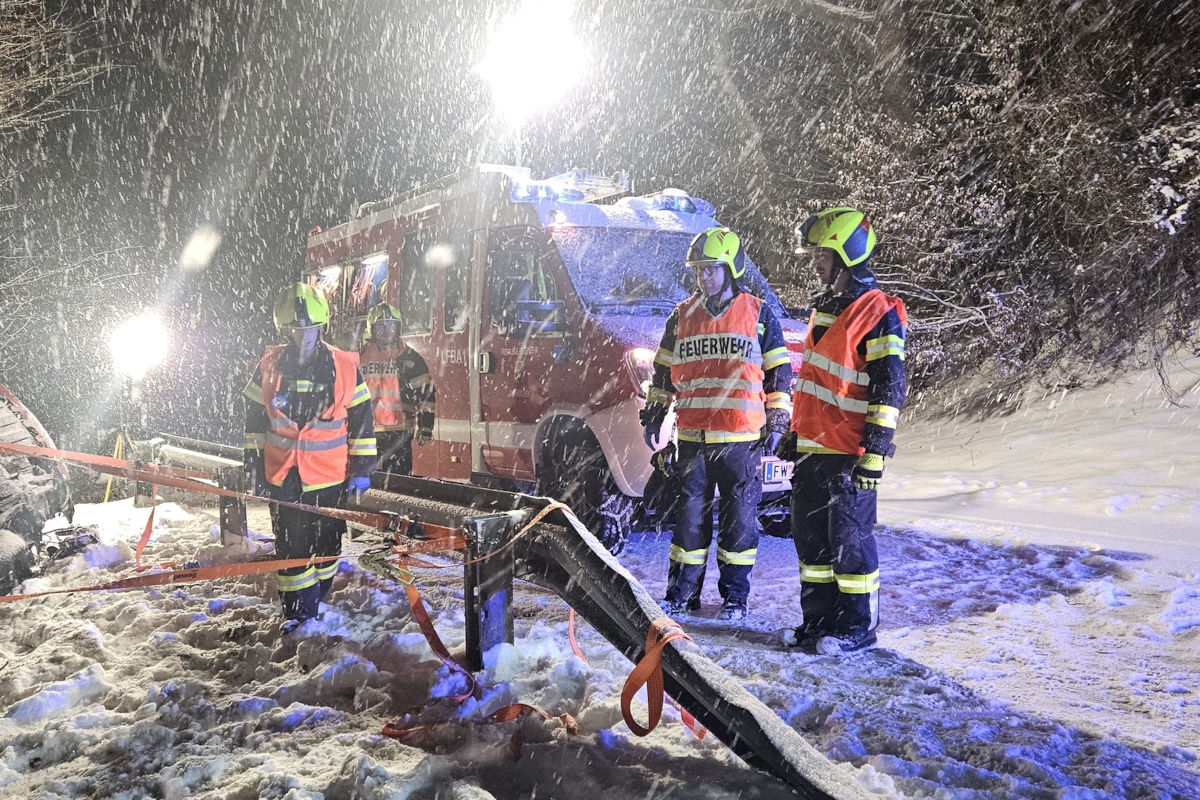 Aichkirchen – Fünf Verletzte bei Unfall auf Schneefahrbahn