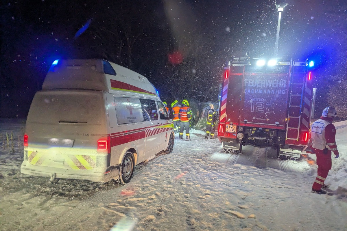 Aichkirchen – Fünf Verletzte bei Unfall auf Schneefahrbahn
