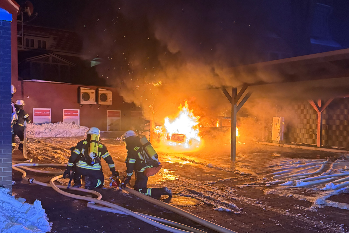 Aurich – Elektroauto brennt unter Holzcarport aus