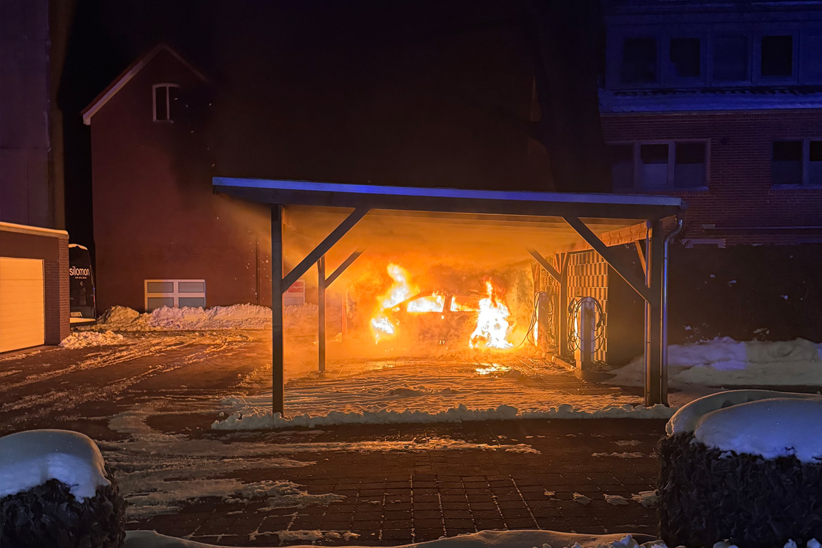 Aurich – Elektroauto brennt unter Holzcarport aus