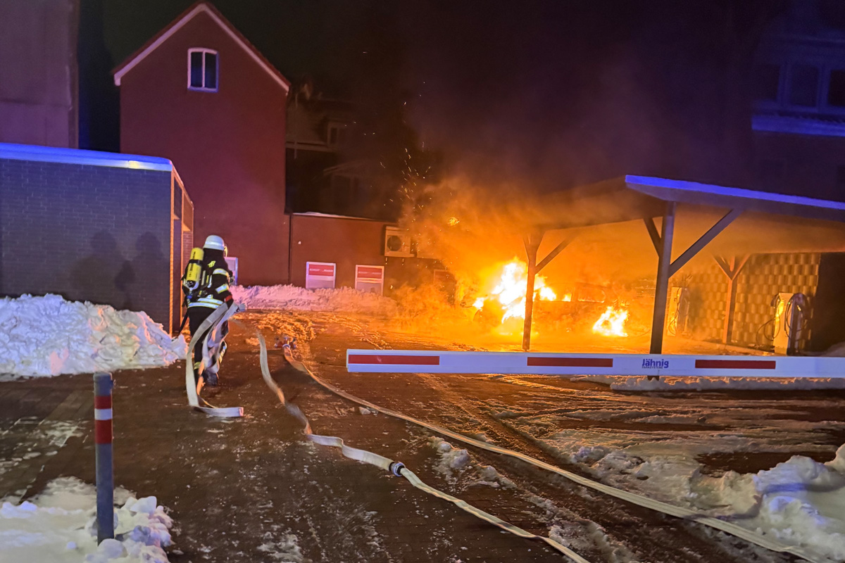 Aurich – Elektroauto brennt unter Holzcarport aus