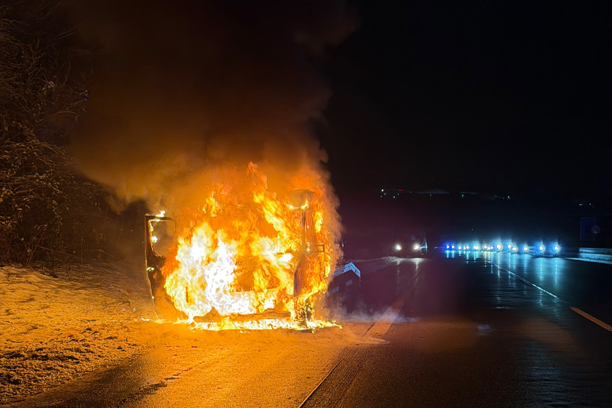 Remscheid – Autotransporter brennt auf A1
