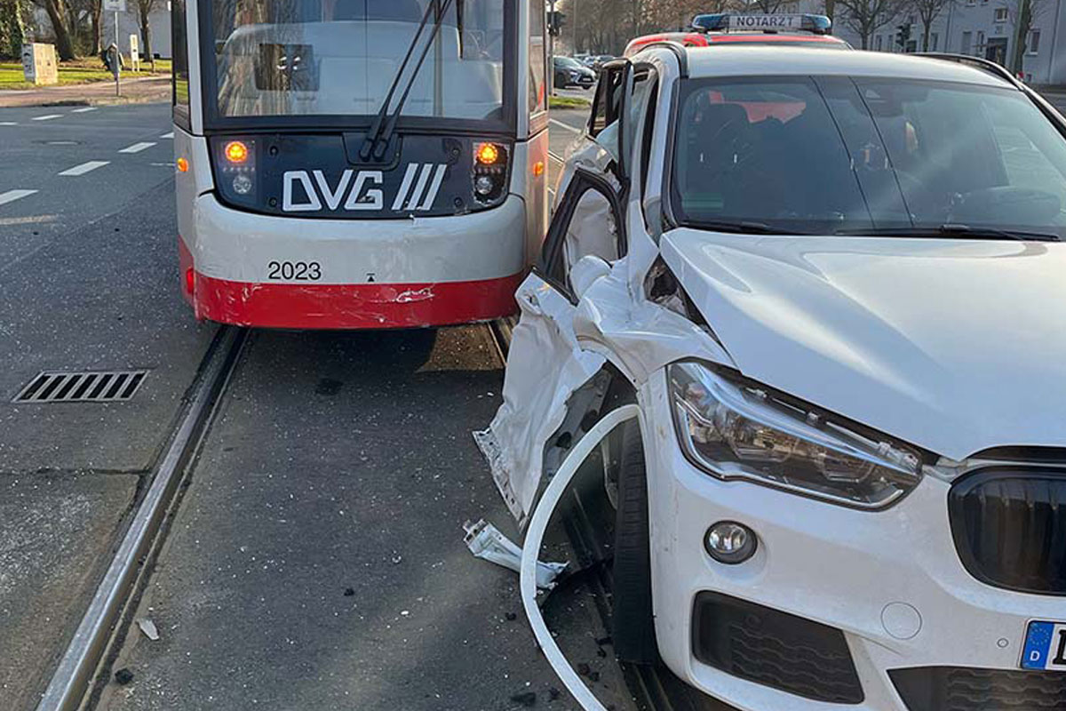 Duisburg – Vier Verletzte nach Unfall von BMW mit Straßenbahn