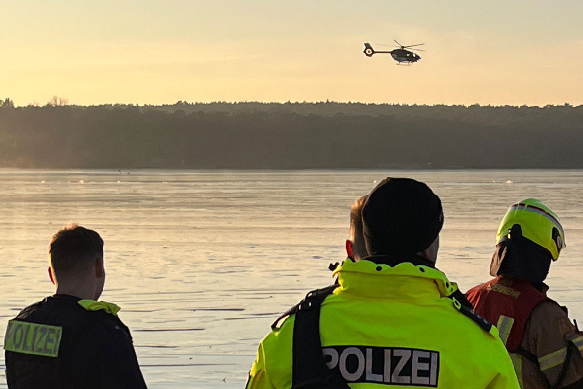 Berlin – Eissegler bricht auf dem Wannsee ein