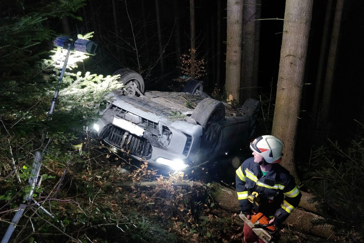 Ampflwang – Auto stürzt bei Unfall Böschung hinunter