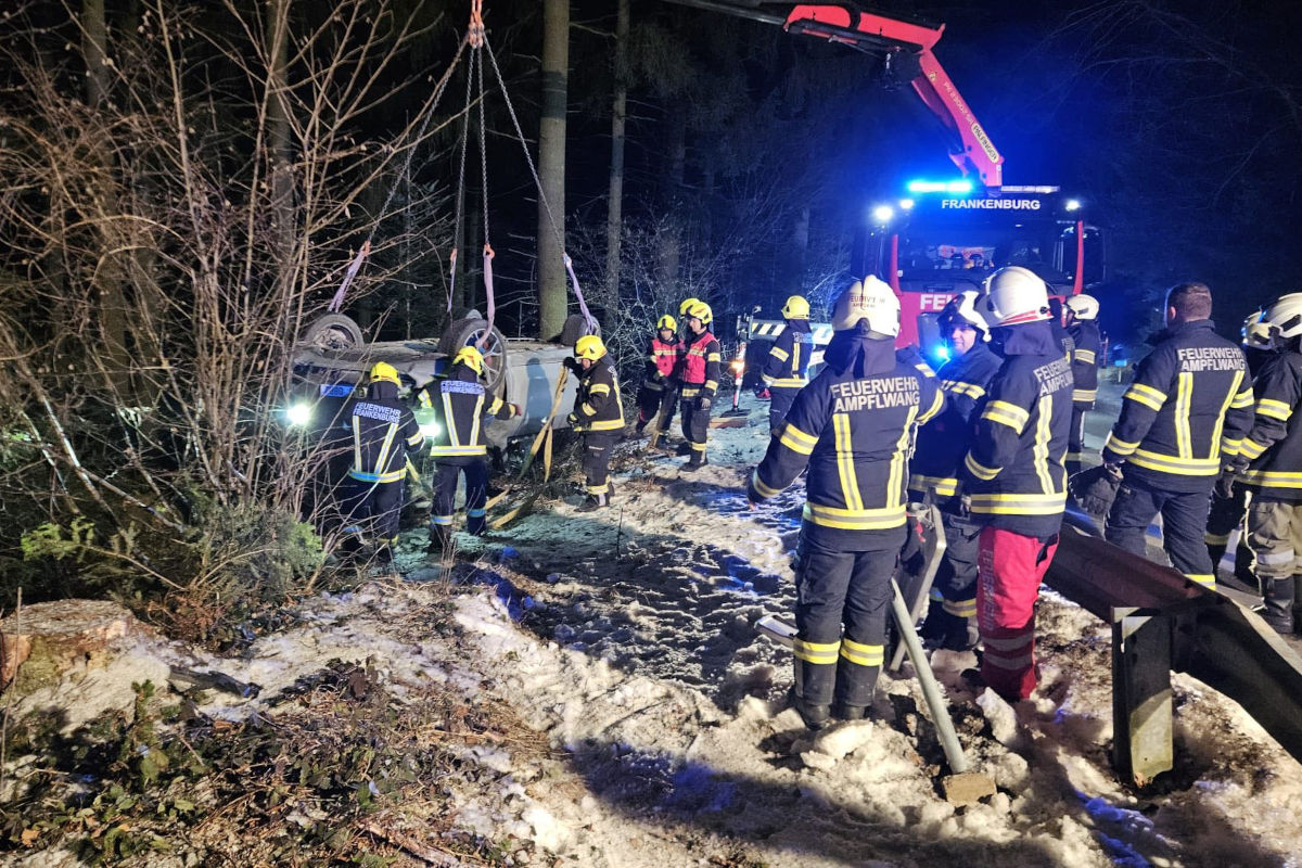 Ampflwang – Auto stürzt bei Unfall Böschung hinunter