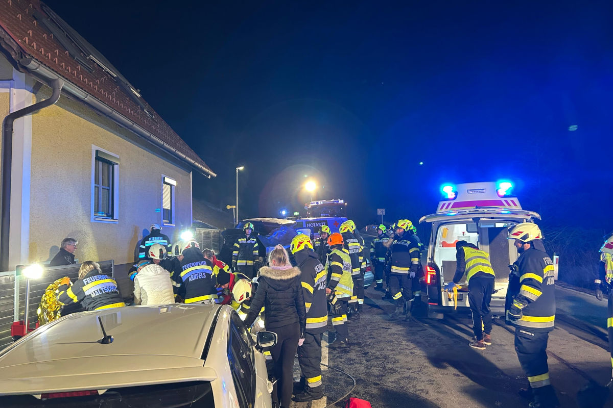 Arnfels – Sechs verletzte Personen bei schwerem Unfall