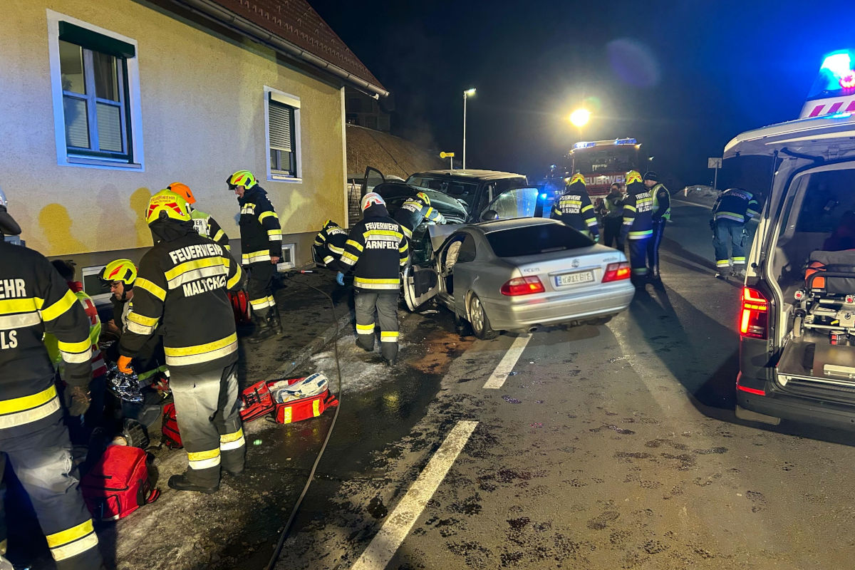 Arnfels – Sechs verletzte Personen bei schwerem Unfall