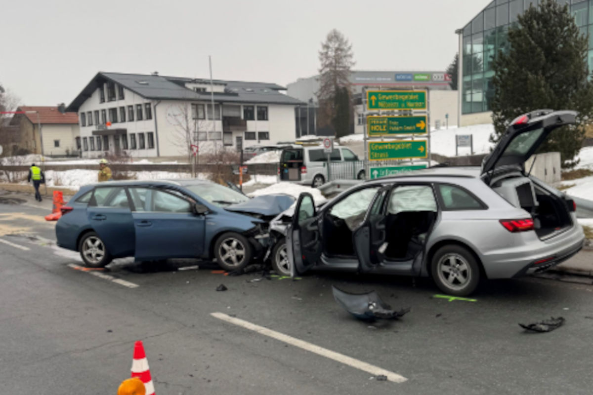 Eugendorf – Schwerer Unfall mit acht Verletzten – Kleinkind reanimiert