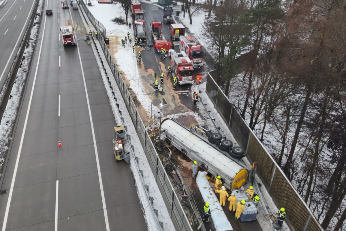 Wernberg – Tankwagen kippt bei Unfall auf A2 um