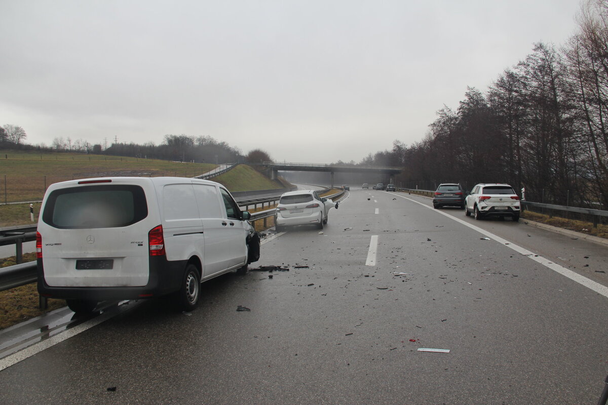 Glatteisregen im Kanton Jura – Unfälle und Verkehrsbehinderungen