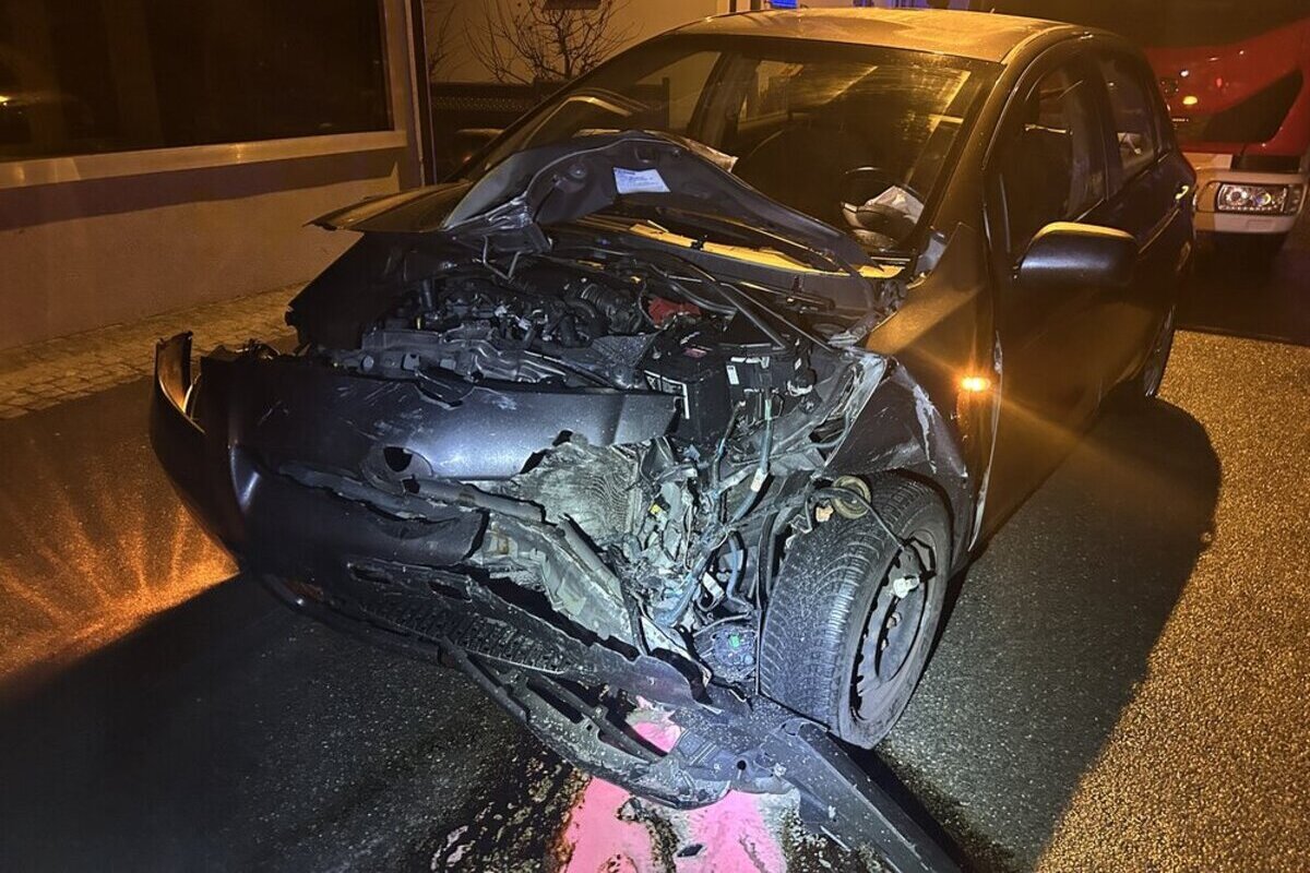 Stark beschädigtes Auto nach der Frontalkollision