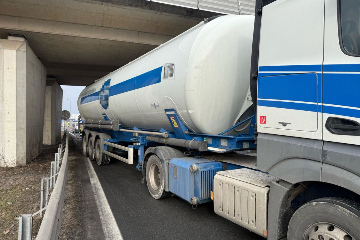 Schwechat – Lkw bleibt auf Beschleunigungsstreifen liegen