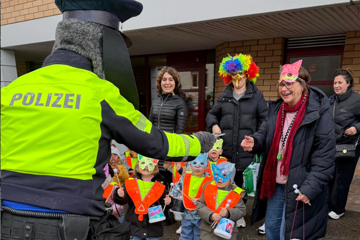 Basel – Polizei begleitet Fasnachtsumzug im Gundeli