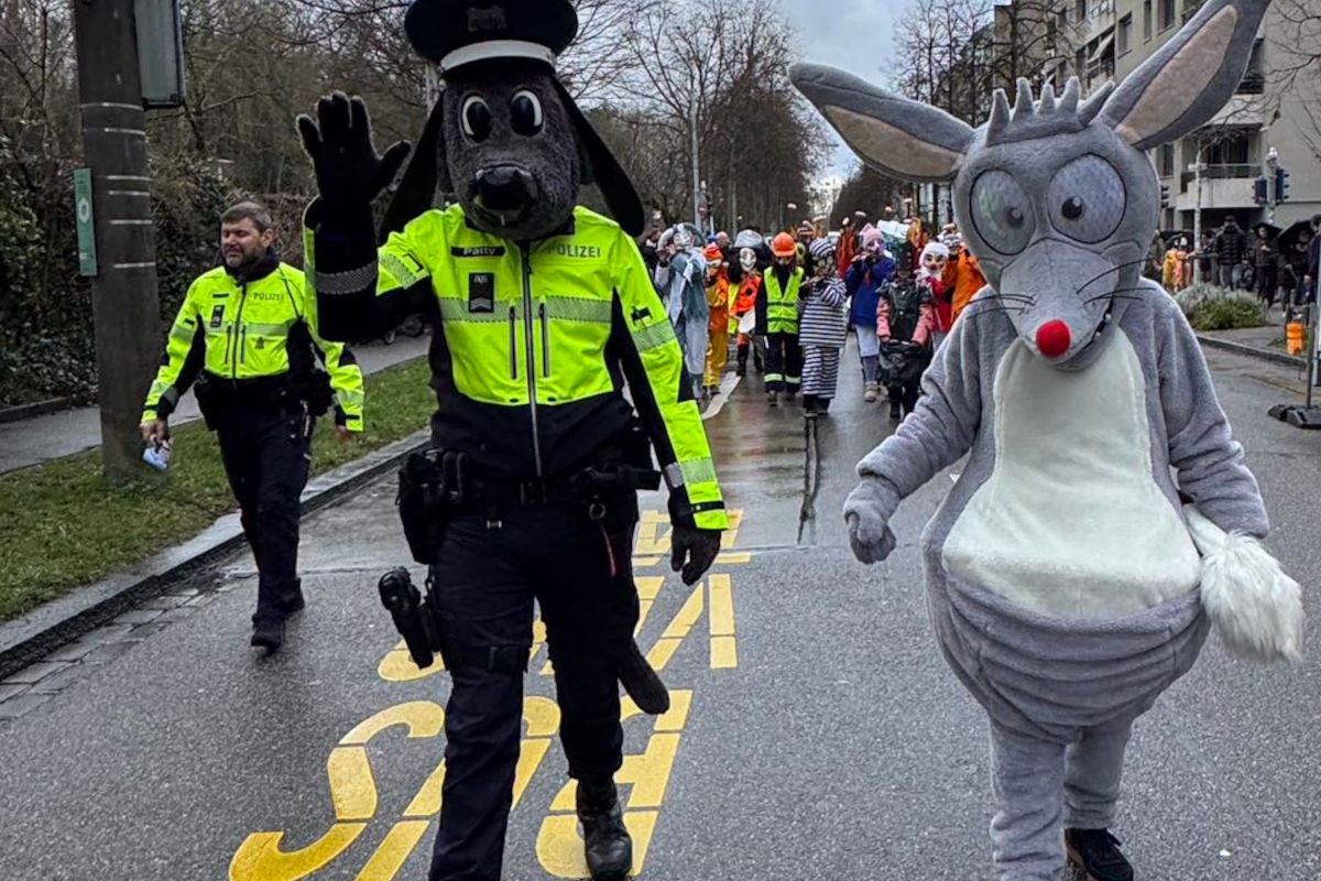 Basel – Polizei begleitet Fasnachtsumzug im Gundeli
